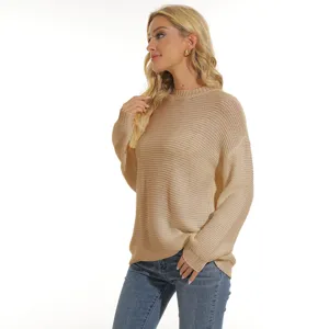 Vista dettagliata di un maglione in maglia da donna con texture morbida e design chic.
