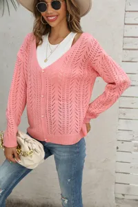 Vista dettagliata dell'elegante cardigan in maglia traforata rosa con scollo a V e maniche.