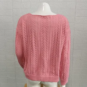 Dettaglio posteriore del maglione lavorato a maglia rosa con bella trama traforata.