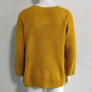 Herren Einfarbig Waffelstrick Pullover Rückseite Detail mit langen Ärmeln und Rundhalsausschnitt.