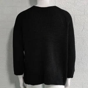 Detailansicht Herrenschwarzer Strickpullover, langarm einfarbiger Pullover für den Winter.