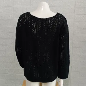 Maglione nero in maglia traforata vista posteriore, elegante top monocolore scollo a V.