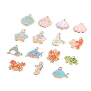 Primer plano dijes esmaltados tema océano, bonitos diseños marinos para crear joyas DIY.