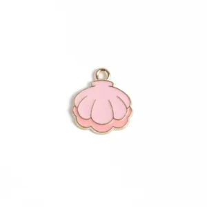 Detalle de cerca de un bonito colgante de concha rosa, borde dorado, diseño de joyería ideal.