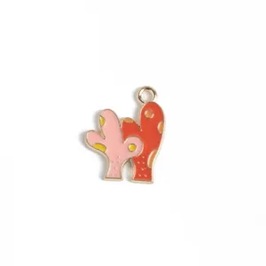 Primer plano del colgante de aleación de zinc con diseño de coral colorido, perfecto para joyería DIY.