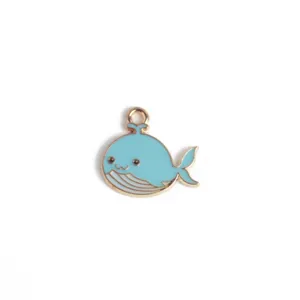 Lindo colgante de dije de esmalte de metal de ballena azul detalle primer plano joyas DIY