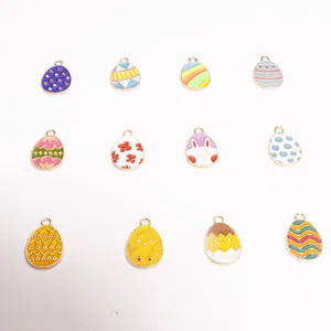Primer plano de dijes coloridos de huevos de Pascua de esmalte para manualidades y joyas.