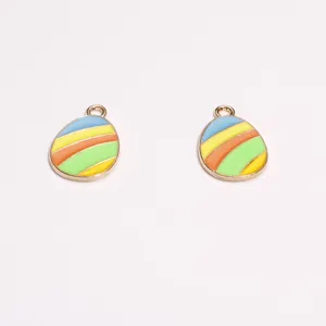 Primer plano de dijes de aleación de huevo de Pascua esmaltado, accesorios de joyería detallados.