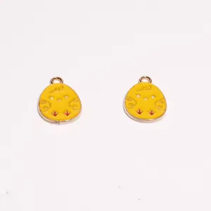 Amuletos de aleación de pollito amarillo esmaltado, accesorios lindos de joyería DIY para decor.