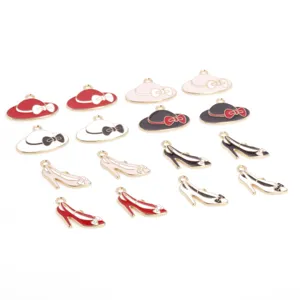 Kleurrijke emaille hoed en mooie hoge hak bedels voor DIY sieraden maken accessoires.