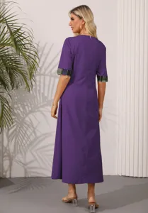 Detailansicht des eleganten violetten Maxikleids mit karoakzentuierten Manschetten.