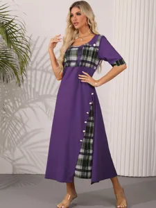 Elegantes Vintage-Karo-Patchwork-Maxikleid mit kurzen Ärmeln und A-Linien-Schnitt.