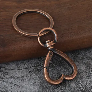 Mosquetón de aleación de zinc en forma de corazón llavero accesorio color cobre