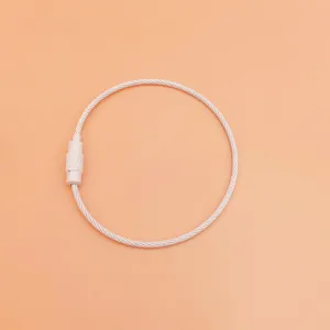 Dettaglio portachiavi in cavo d'acciaio inox, anello di chiusura a vite resistente per borse.