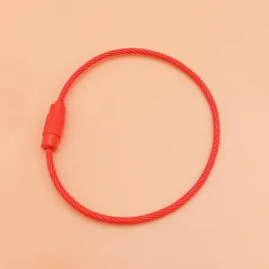 Dettaglio del portachiavi in cavo metallico rosso, anello in acciaio con chiusura a vite.