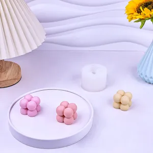 Gedetailleerd overzicht van 3D bolvormige kaars siliconen mallen en leuke waxartikelen.