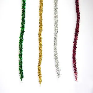 Ensemble guirlande metallique souple rubans artisanaux colores pour fete de Noel et bricolage.
