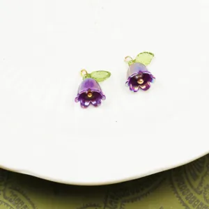 Vue détaillée du charm feuille de muguet violet, accessoire de bijoux DIY délicat pour bracelets.