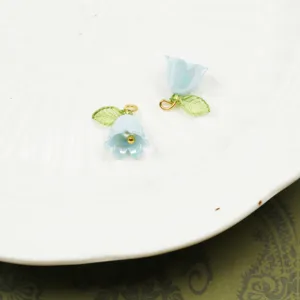 DIY pendentifs fleurs muguet bleu avec feuilles vertes et anneaux dorés pour bijoux.
