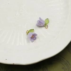 Pendentifs floraux violet clair avec feuilles vertes pour fabrication de bijoux DIY.