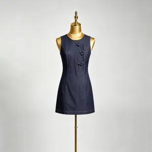 Donkerblauwe denim detailopname met traditionele Chinese knopen en stijlvolle contrast stiksels.
