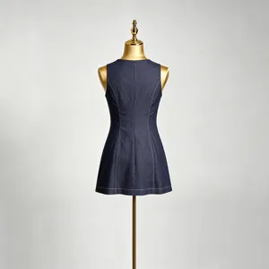 Mouwloze korte denim jurk achteraanzicht met stijlvolle contraststiksels en slanke pasvorm.