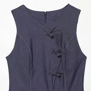 Chinese stijl vintage denim jurk detailweergave, mouwloos met traditionele knopen en details.
