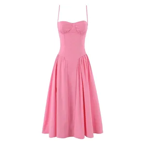 Detailansicht des eleganten rosa Midi-Kleides mit Spaghettiträgern und Korsett-Oberteil.
