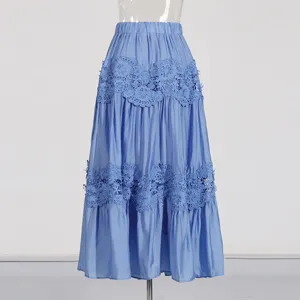 Falda larga azul con delicado bordado de encaje y cómoda cintura alta elástica.