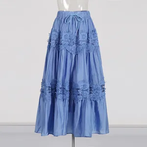 Falda larga azul con cordón ajustable y elegantes capas de encaje ideales para el verano.
