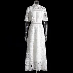 Robe midi française en dentelle blanche, col montant, manches courtes et broderie florale élégante.