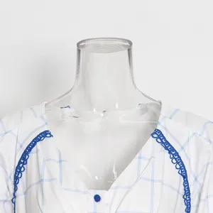 Vestido a cuadros blanco y azul detalle cuello en V con encaje delicado y botones.