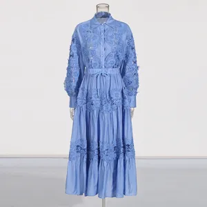 Conjunto elegante de camisa y falda azul con bordado de encaje y cordón en la cintura.