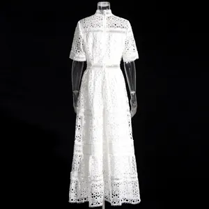 Vue détaillée de l'élégante robe longue en crochet blanc avec un col montant chic.