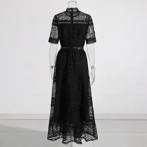 Vue détaillée du dos de la robe en dentelle noire montrant des motifs crochet et col montant.
