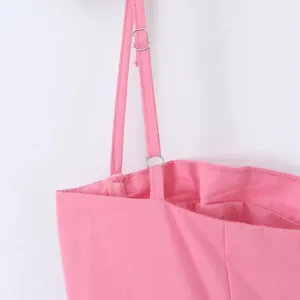 Nahaufnahme Detail vom rosa Träger des Sommerkleides mit Metallversteller im schlichten Design.