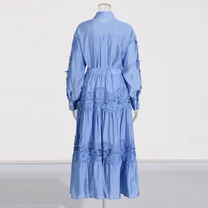 Conjunto de camisa y falda de manga larga azul claro con detalles de bordado de encaje calado.