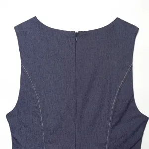 Details van de rug van de mouwloze spijkerjurk voor dames met rits en witte stiksels.