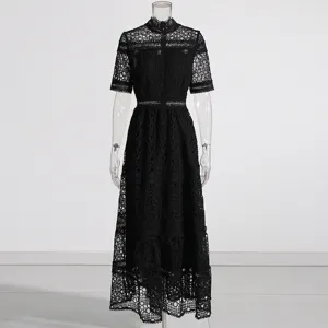 Élégante robe midi en dentelle noire pour femme, col montant rétro français style chic.