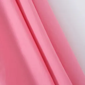 Rosa Kleid Stoff Detail zeigt weichen Fall und Falten, ideal für modische Sommerkleider.