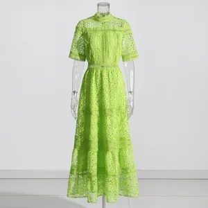 Robe midi verte en dentelle au crochet avec col montant et volants détails brodés fins.