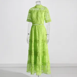 Robe longue en dentelle vert néon avec col montant et détails de broderie sophistiqués.