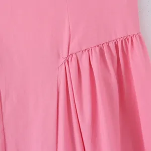 Rosa plissierter Midikleid Stoffdetail, elegantes Rüschendesign für sommerliche Damenmode.