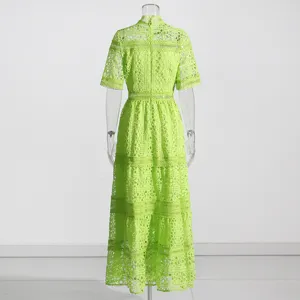 Vue détaillée de la broderie en dentelle élégante au dos et de l'ourlet étagé de cette robe.