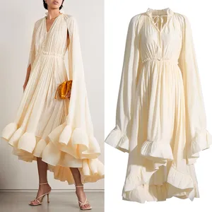 Chic robe plissée effet cape avec ourlet volatile à volants et taille cintrée.