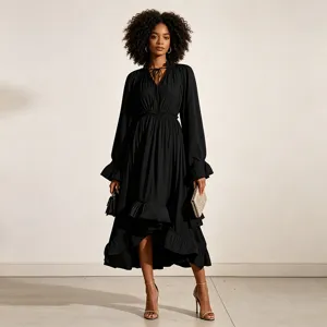Élégante robe noire mi-longue à manches longues et volants pour femme, style vintage chic.