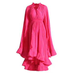 Superbe robe longue rose vif à manches cape, volants plissés et taille cintrée pour femme.