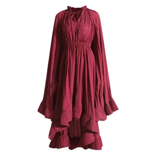 Robe longue style cour vintage française cape plissée volantée femme tenue bordeaux élégante.