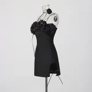 Vestido corto negro halter con flores 3D, corte ajustado y apertura elegante para fiesta
