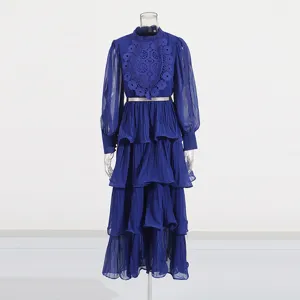 Vue détaillée de la robe bleue roi à manches longues avec broderie élégante et volants.